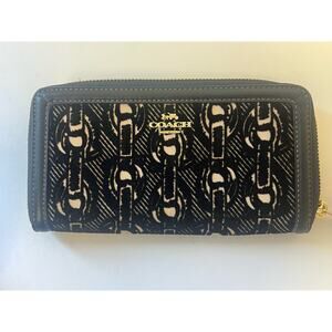Coach F39203 Velvet Horse Bit Signature Zip Around Wallet Rare Coach Design